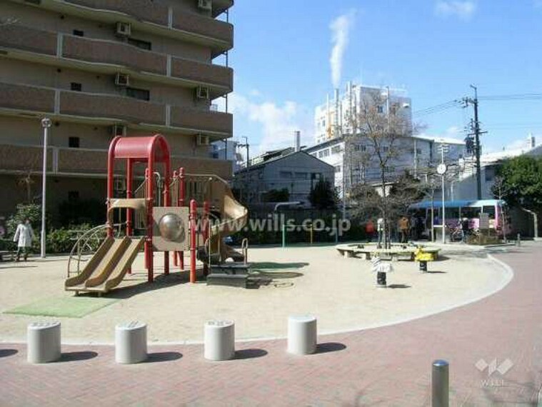 【公園】マンションの敷地内にある公園です。お子様がのびのびと遊んでいただくことができます。