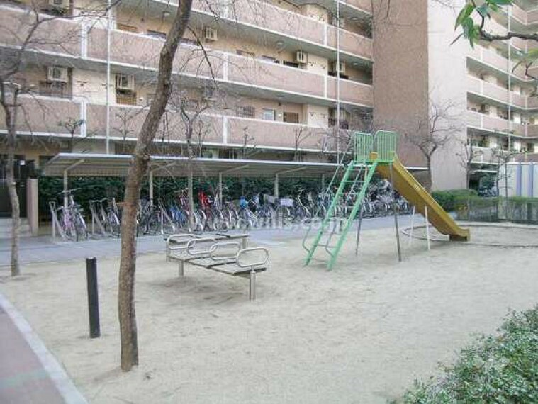 【公園】駐輪場と隣接している敷地内の公園です。遊具があるため、気軽に遊んでいただけます。