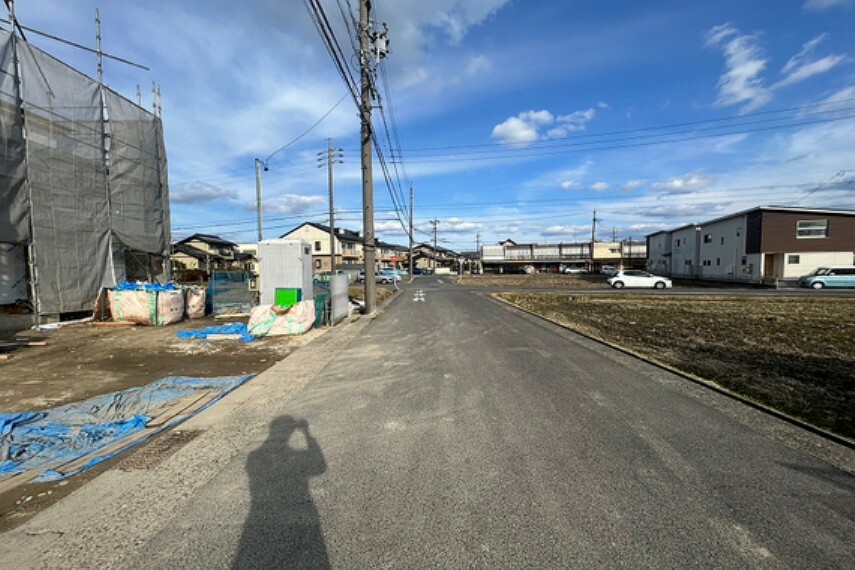 現況写真 物件の南側前面道路（西側から）［2024年2月11日撮影］