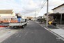 現況写真 物件の南側前面道路（西側から）［2023年12月1日撮影］