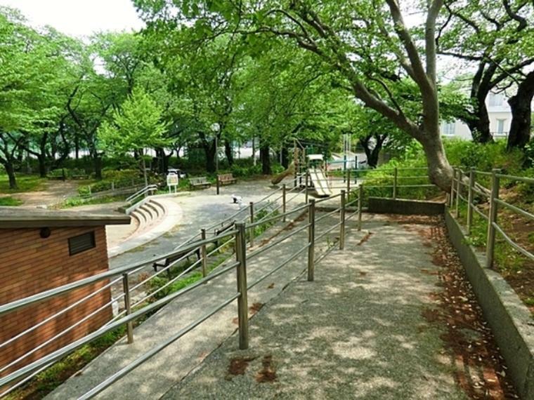 幸ケ谷公園 桜の名所にもなっている丘の上の公園で電車が走っている様子や横浜の景色を見渡せます。コミュニティハウスが隣接されています。