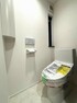 トイレ 1階トイレです シンプルなデザインのトイレは収納棚も設置されていてストック品もすっきり収納できます