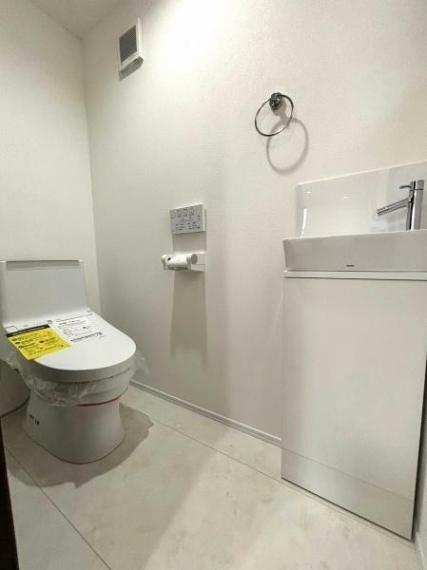 トイレ 2階トイレです 白を基調とした清潔感あるトイレ、手洗い台は嬉しい設備ですね