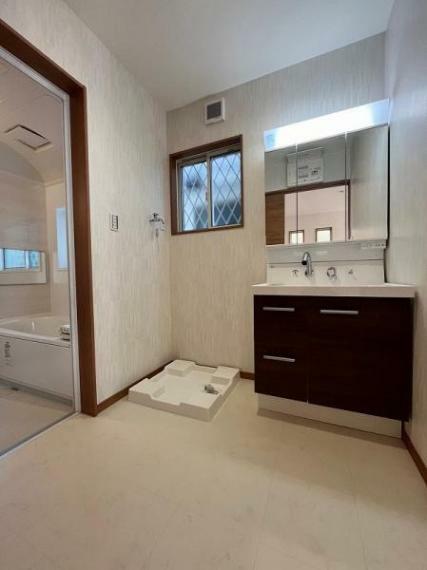洗面化粧台 広々とした洗面所は収納棚もあり、すっきりした空間を保てます