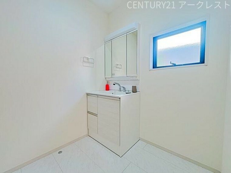 洗面化粧台 ～Wash room～三面鏡の洗面化粧台で、朝のセットもラクラクです。場所を取らない大きさにもかかわらず、収納力が豊富で助かりますね。ノズルが伸びるシャワータイプなので、お手入もし易い仕様です。