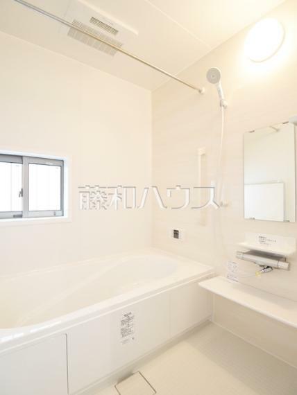 浴室 E号棟　白を基調とした清潔感あふれるバスルームです　　【府中市新町2丁目】