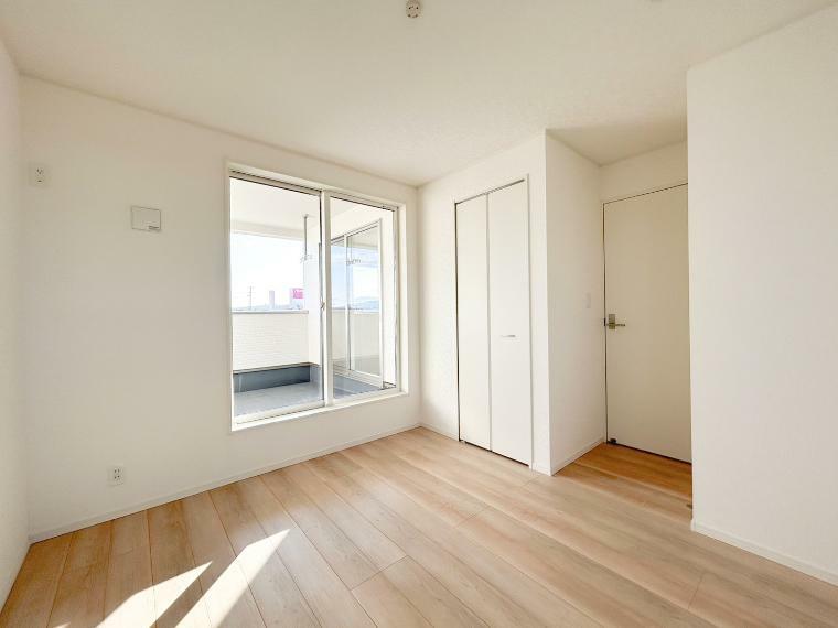 洋室 ≪5.7帖洋室≫窓も大きく、風通しも良好です！家具の配置がしやすいよう、シンプルなつくりになっております。