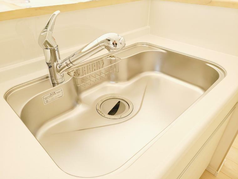 ≪浄水器一体型シャワー水栓≫シンク全てをシャワーで洗い流せ、大きなお鍋を洗う時もスムーズです！