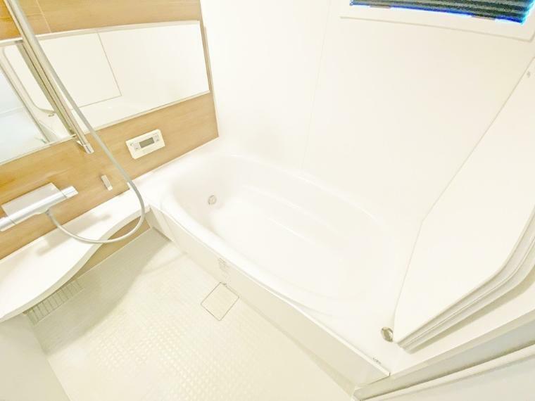 浴室 一日の疲れを癒すバスルームはお湯が冷めにくい浴槽を採用。