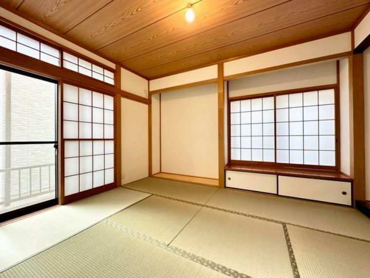 和室 リビング横に設けられた和室スペース。 戸を開放してリビングと一体でお使い頂くと、とっても広く開放的になります！ 真新しい畳の良い匂いがしますよっ！