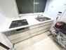 キッチン お手入れのしやすい人工大理石トップのシステムキッチン。収納スペースも豊富。3口コンロでお料理の幅も広がりますね。