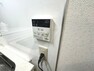 発電・温水設備 ワンタッチで操作できる給湯器パネル。スグに温かいお湯が出てきます。省エネ設計でランニングコストも経済的。