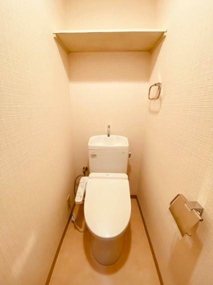 トイレ ウォシュレット機能付きのトイレ。収納もあり実用性も兼ね備えた造り。