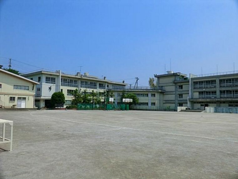 中学校 川崎市立長沢中学校まで約750m