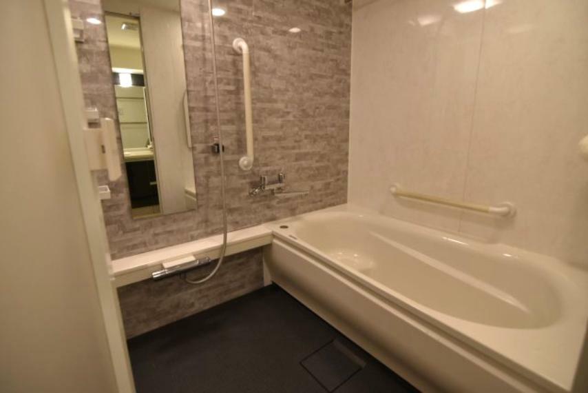 浴室 清潔感があり落ち着いた色彩の浴室は手すりもあり、安心して入浴できますね。
