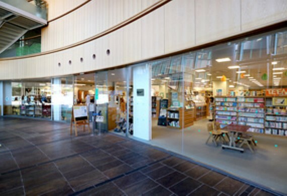 図書館 【図書館】多摩市立永山図書館まで550m