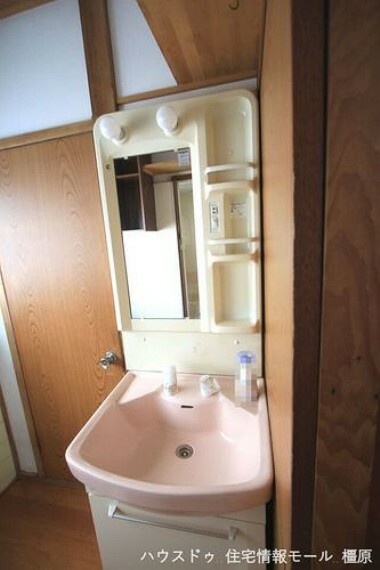 洗面化粧台 洗面台は便利なシャワー付きです。