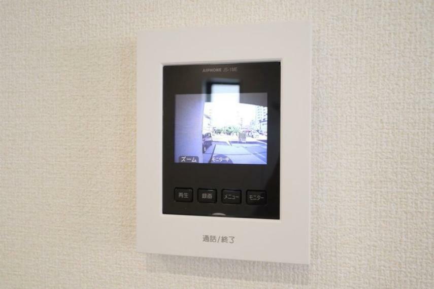 同仕様写真（内観） TVモニター付きインターホン　同仕様不在時の訪問は自動で録画されます。訪問者の顔が確認できるのでお子様の留守番にも安心です