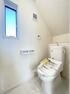 トイレ 自然換気ができる小窓があり清潔感のある空間