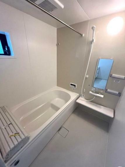 半身浴可能なバスルームはシックな印象の落ち着いた空間