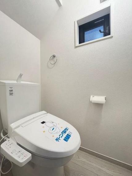 白を基調とした清潔感あふれるトイレ<BR/>小窓がやさしい光を差し込み明るい印象に