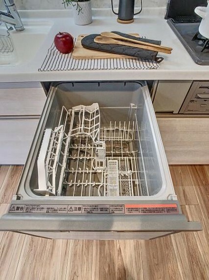 キッチン 食器洗浄乾燥機付きです。朝の忙しいお時間や疲れた夜にも大活躍の機能です！コンロは3口となっております！