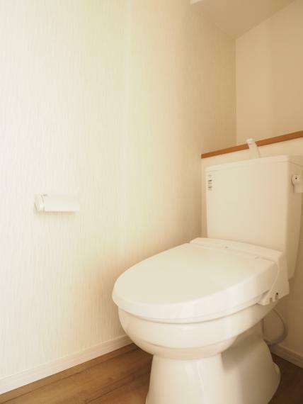 ウォッシュレット、暖房便座、トルネード洗浄の節水タイプのトイレです。<BR/>各階にトイレがあります。