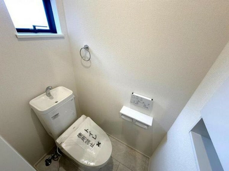 トイレ 明るく清潔感のあるウォシュレットトイレです