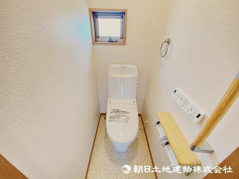 トイレ 1階・3階に新規シャワートイレをご用意！白でまとめられた清潔感のある快適な空間です！