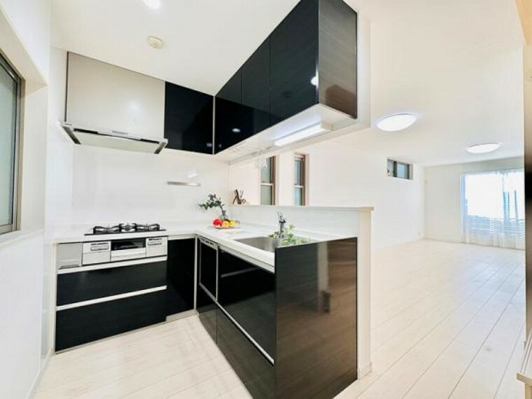キッチン 【キッチン】収納力も豊富で幅広いキッチンの空間はスムーズな動線を確保しております。