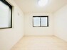 【洋室】白色を基調とした、清潔感溢れる明るい洋室を、何に使用するかは貴方様次第です。