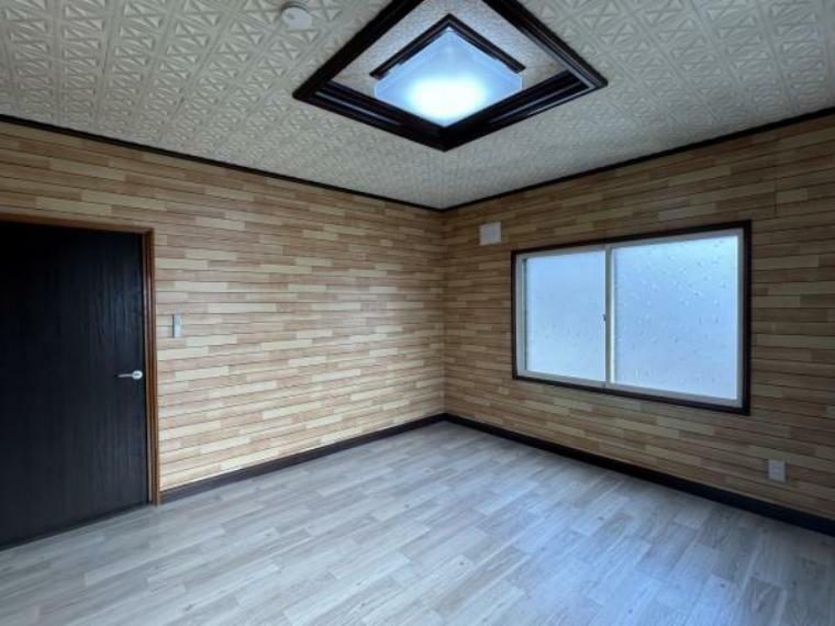 構造・工法・仕様 【洋室】8畳の洋室です。こちらはクッションフロア張り替えと壁天井のクリーニングを行いました。
