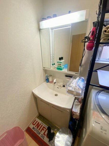 洗面化粧台 ドラム式の洗濯機を置いても十分にスペースある洗面室。