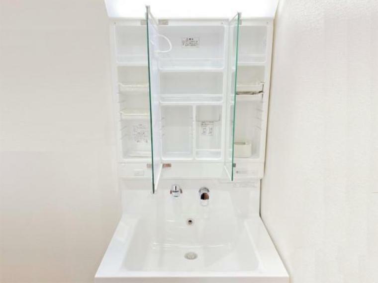 【同仕様写真】洗面台三面鏡の後ろは収納スペースになっております。歯ブラシやヘアオイル等、洗面周りの物をしまっておけるので便利ですね。