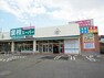 スーパー 【業務スーパー　相武台店】　店舗は広く、お惣菜や生鮮食品など取り扱いが豊富です。駐車場もあるので便利です。