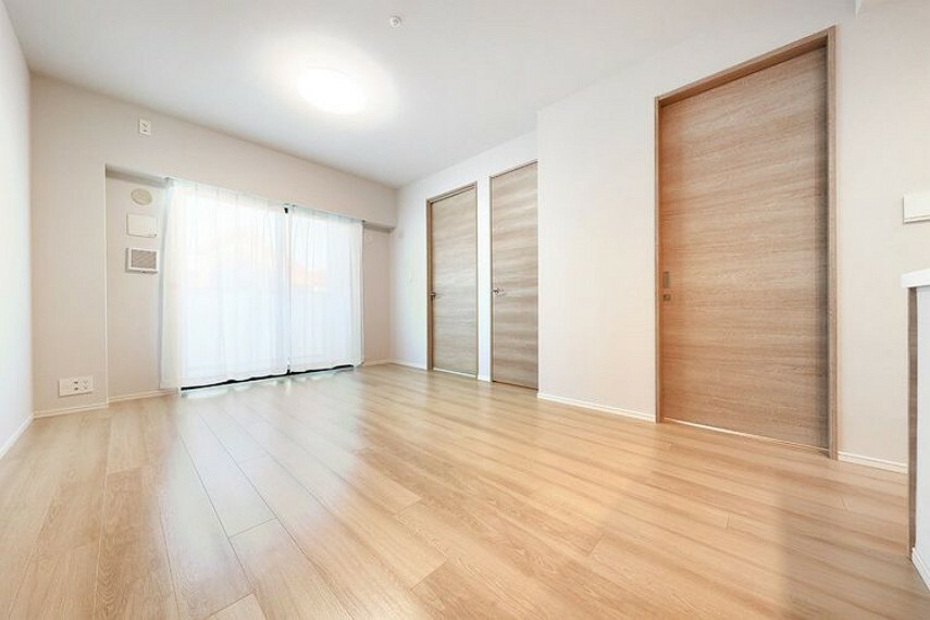 居間・リビング 清潔感のある明るいフローリングがお部屋に馴染み、心地よい空間を演出します。
