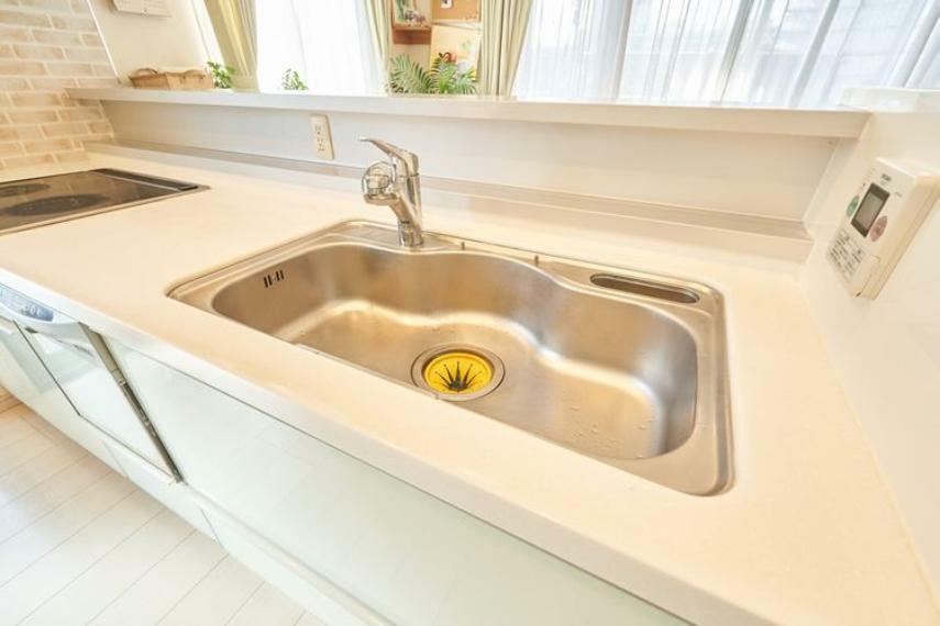 キッチン シンクのお掃除にも便利な伸縮機能と浄水器内蔵水栓の付いたキッチンです。
