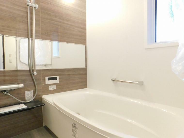 浴室 【3号棟】毎日使うものだからこそ、すべての人が、快適に、いつもキレイに。浴室の換気、洗濯物の乾燥機能に加え、寒い時期の入浴を快適にする暖房機能も備えています。清掃のしやすさも考慮されたユニットバスです