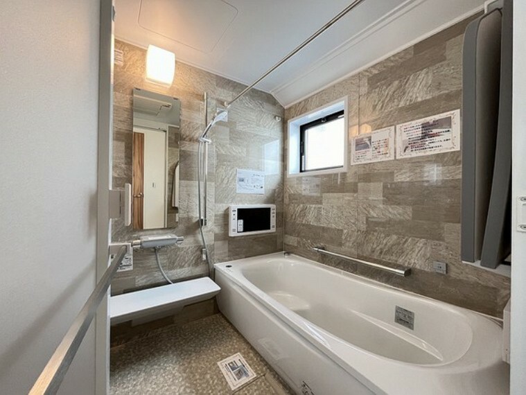 浴室 ホワイトカラー基調のバスルーム。ゆったりサイズのバスタブで快適なバスタイムを。