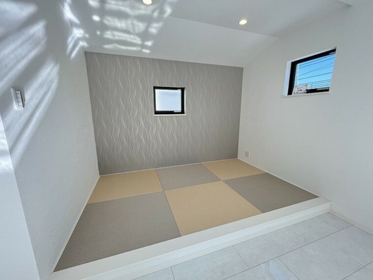 和室 モダンな和室。ダウンライト・琉球畳が素敵な空間を演出してくれます。
