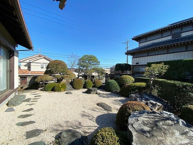 手入れの行き届いた日本庭園。落ち着きと風情を感じさせます。写真撮影日2024.02