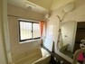 浴室 大きな窓のある明るいバスルーム。写真撮影日2024.02