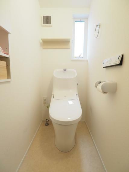 トイレ 【トイレ】節水型温水洗浄便座。各階にトイレがあり、混雑時や病気等で使用を制限したいときに便利です