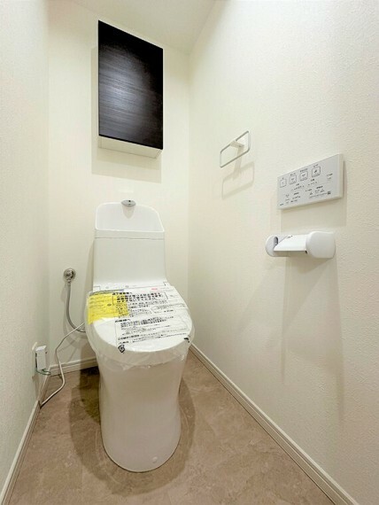 トイレ　ウォシュレット機能付き　便座には防汚効果の高いクリーン樹脂を採用　便座の内側にも外側にもつぎ目がないのでお掃除ラクラク。