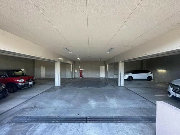 敷地内駐車場 マンションの敷地内駐車場です。サイズ制限・最新の空き状況等、お気軽にお問い合わせください。