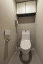 トイレ シックな雰囲気で落ち着きを感じるトイレです。現代の必需品、温水洗浄便座も備え付けです（2024年1月撮影）