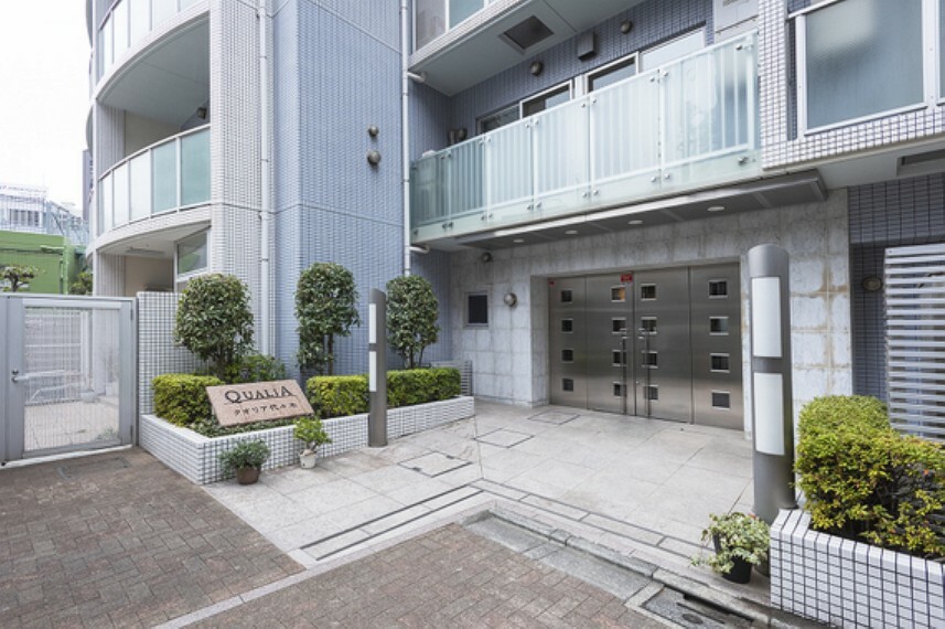外観写真 JR山手線「代々木」駅まで徒歩約3分。渋谷区に佇む「クオリア代々木」の11階部分のお部屋です（2024年1月撮影）