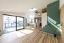 居間・リビング 【LDK】LDKは広々21.3帖！床材には幅広のバーチを採用！白く程よい硬さで明るくナチュラルな空間を演出！