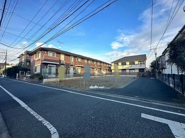 現況写真 前面道路もたっぷりと確保。お車の運転が苦手な方でも安心です。公園も近くしており、住環境は良好です。暮らしやすいこちらの街は生活施設も充実しておりますので、毎日の生活が大変便利です。