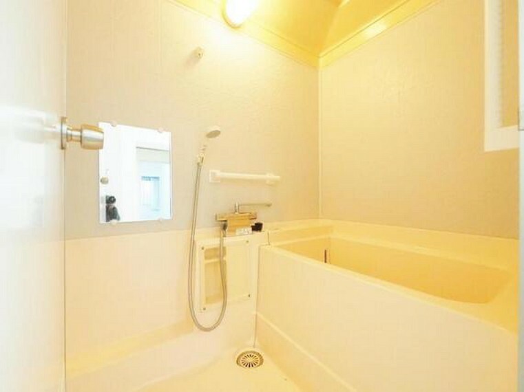 浴室 1日の疲れを癒すユニットバス。柔らかな曲線で構成された半身浴も楽しめるバスタブが心地よさをもたらします。